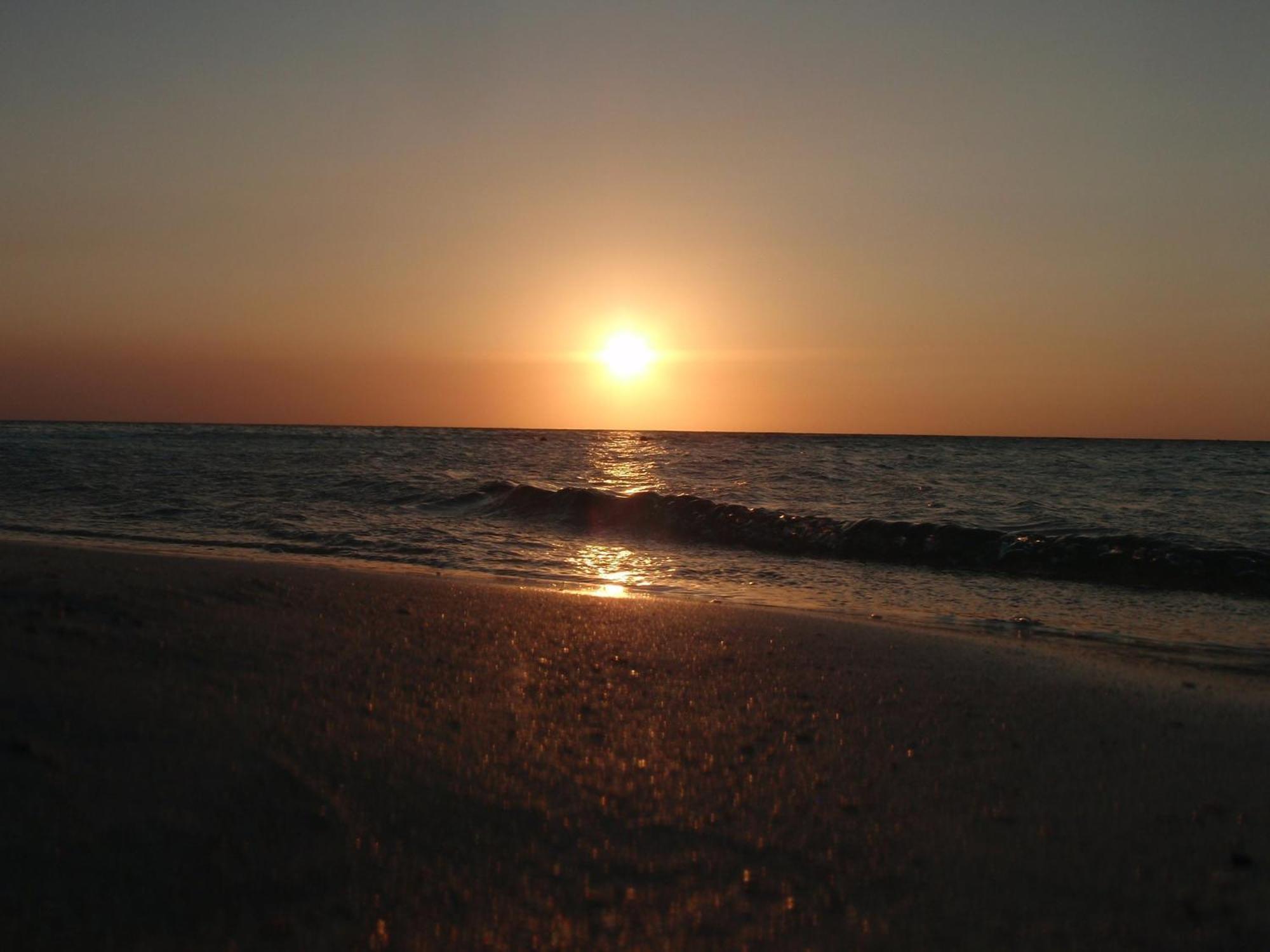 Infinity Bay Spa & Beach Resort West Bay Bagian luar foto