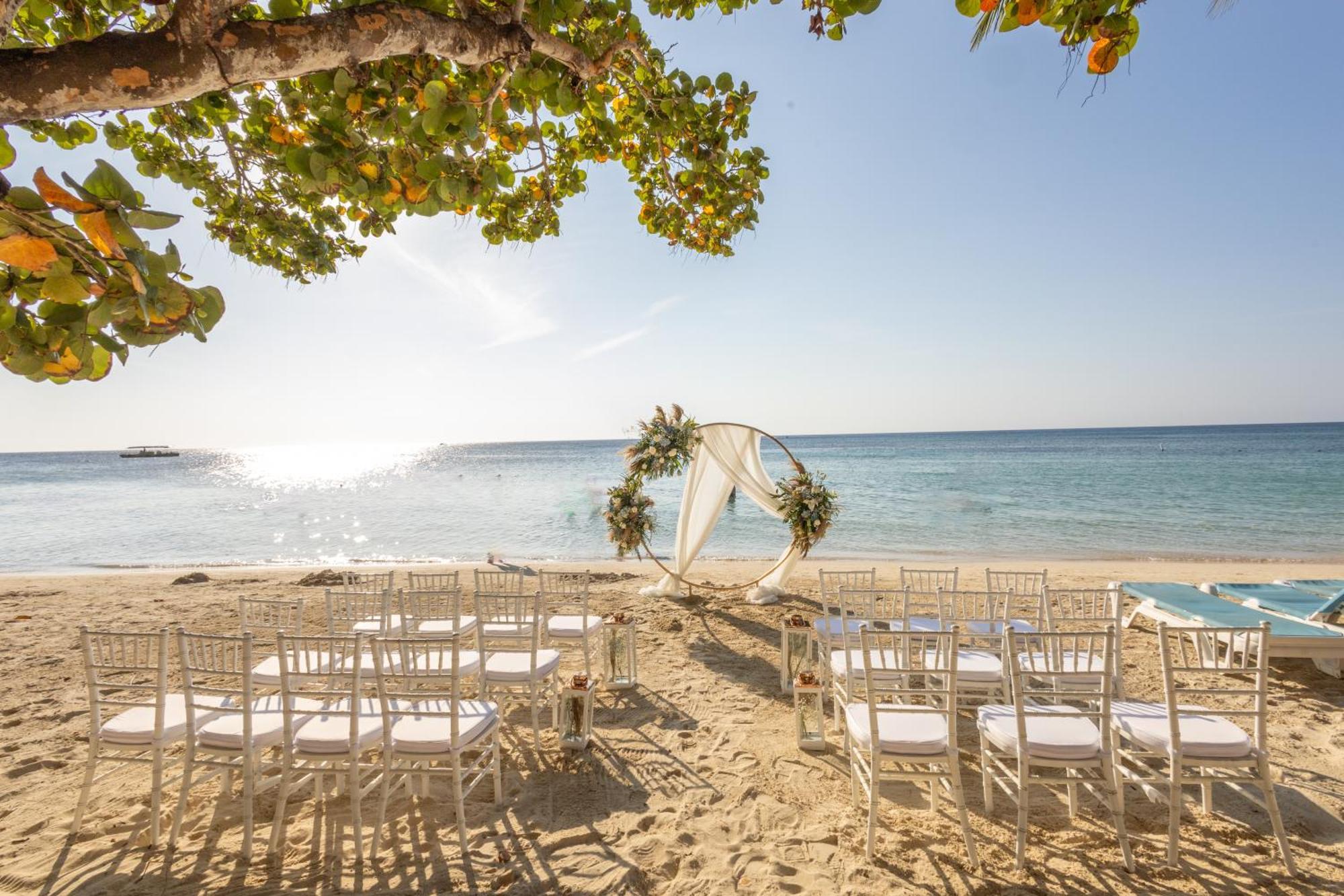 Infinity Bay Spa & Beach Resort West Bay Bagian luar foto